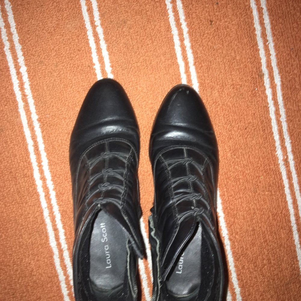 Black boots - Picture 3 of 5